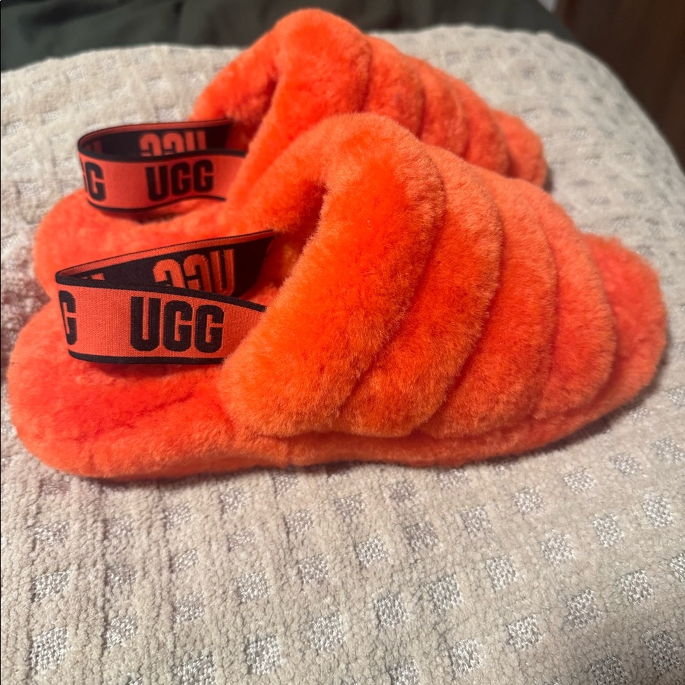 Women’s Ugg fluffy slide orange